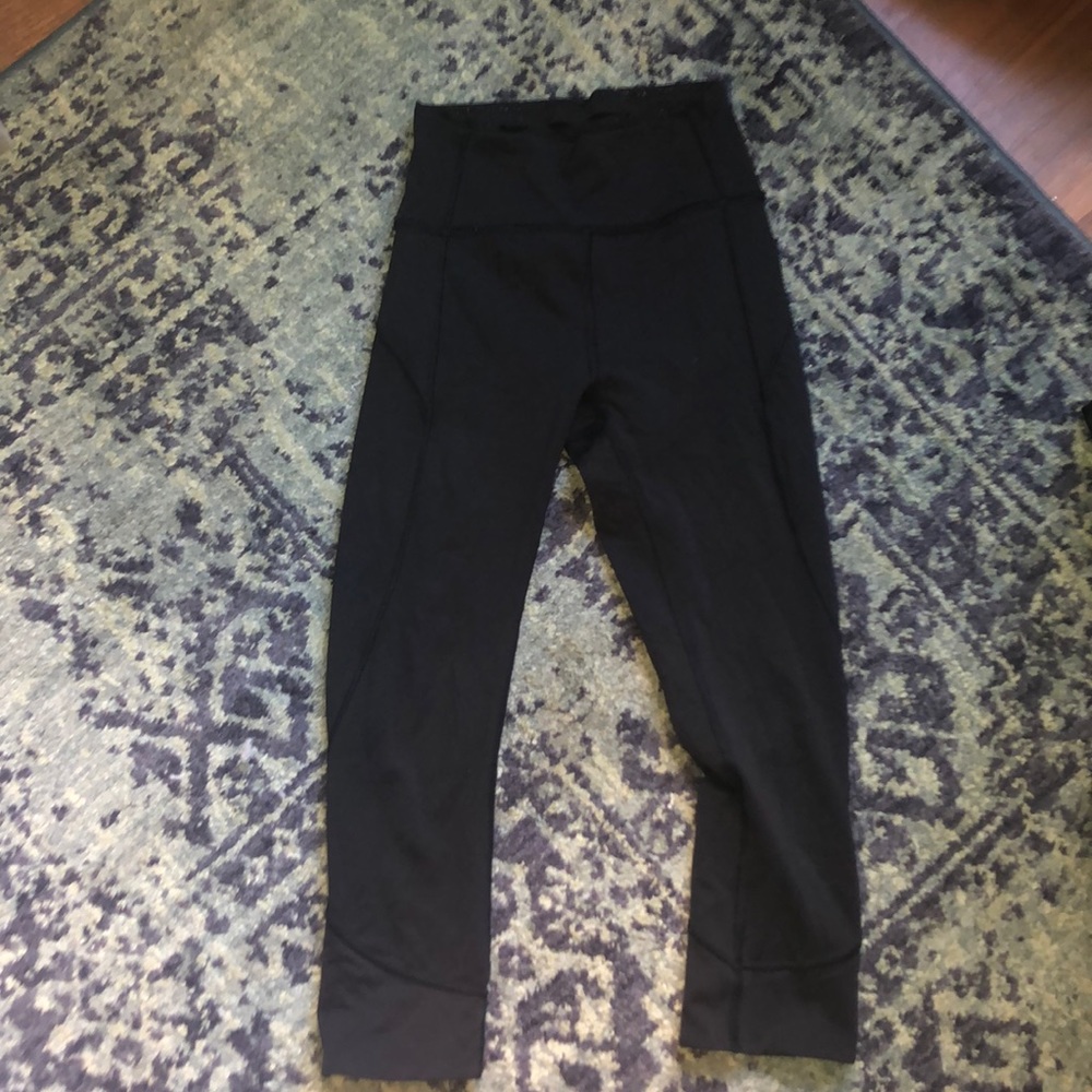 black lululemon cropped leggings
